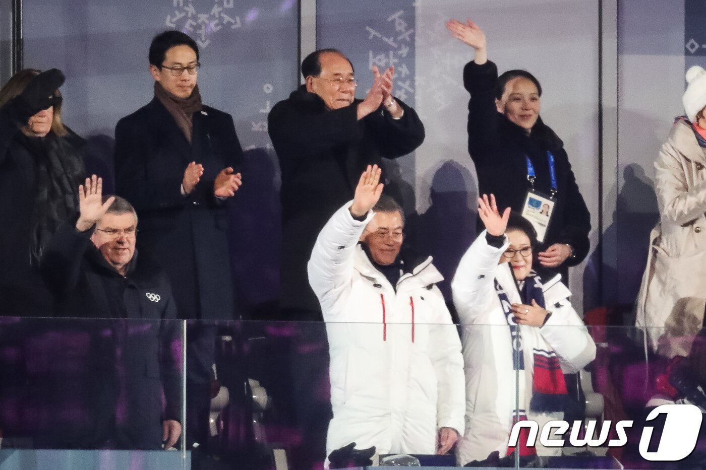 본문 이미지 - 2018년 2월 강원도 평창올림픽스타디움에서 열린 평창동계올림픽 개막식에서 문재인 대통령과 김정숙 여사가 공동입장하는 남과 북 선수단을 향해 손 흔들고 있다. 문 대통령 뒷쪽에 자리한 북한 김영남 최고인민회의 상임위원장과 김여정 노동당 중앙위원회 제1부부장도 박수를 치고 있다. 왼쪽 아래는 토마스 바흐 IOC 위원장. 2018.2.9/뉴스1 ⓒ News1 유승관 기자