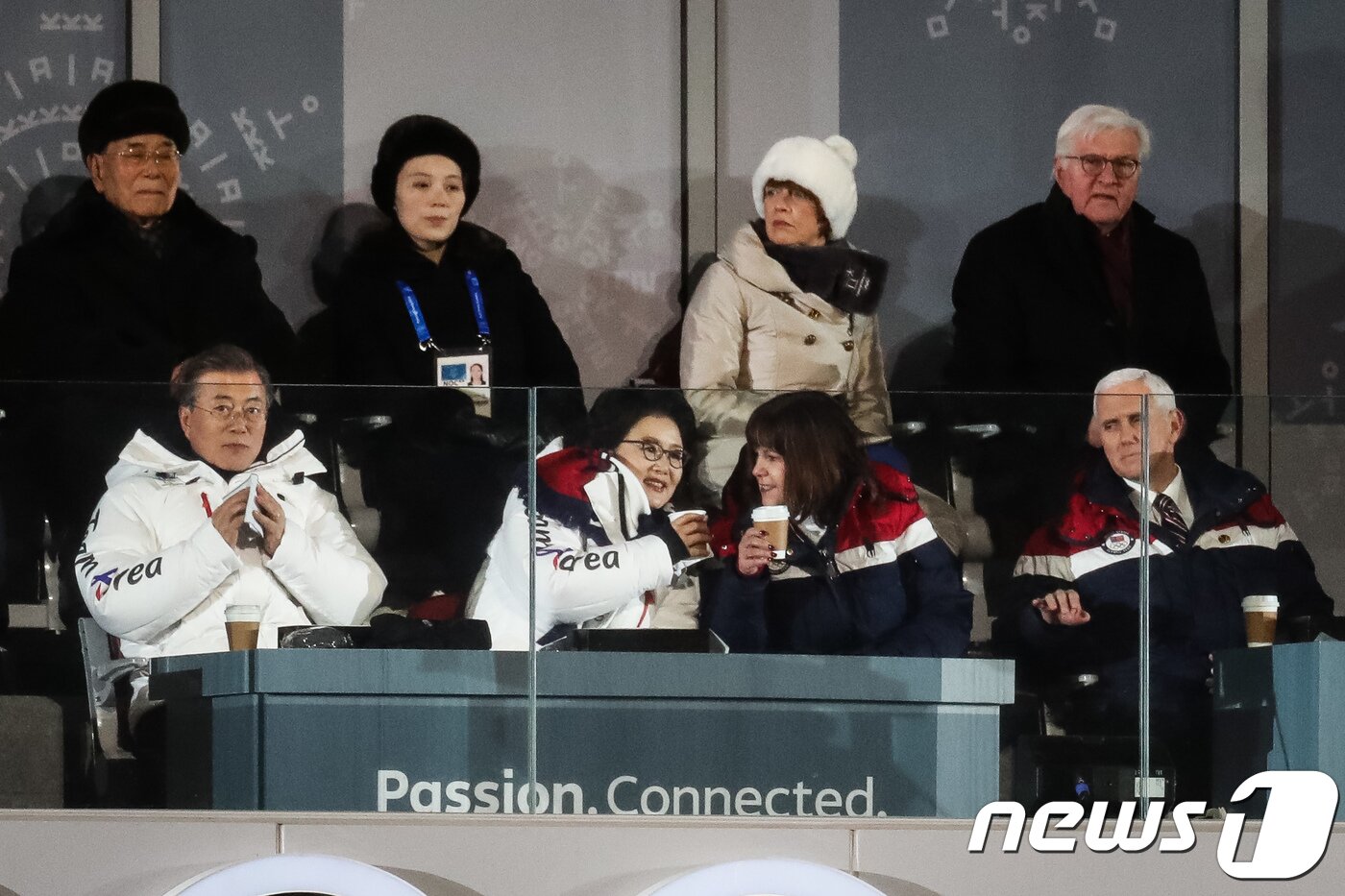 본문 이미지 - 9일 강원도 평창올림픽스타디움에서 열린 2018 평창동계올림픽 개막식에서 김정숙 여사(앞줄 왼쪽 두 번째)와 캐런 펜스 여사가 대화하고 있다. 장. 2018.2.9/뉴스1 ⓒ News1 유승관 기자