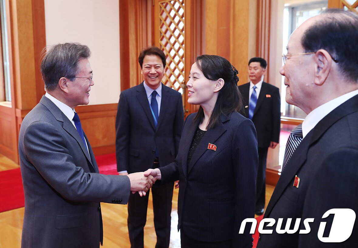 본문 이미지 - 문재인 대통령이 10일 오전 청와대에서 김정은 북한 노동당 위원장의 여동생 김여정 노동당 중앙위 제1부부장과 접견에 앞서 인사를 나누고 있다. (청와대) 2018.2.10/뉴스1 ⓒ News1 김명섭 기자
