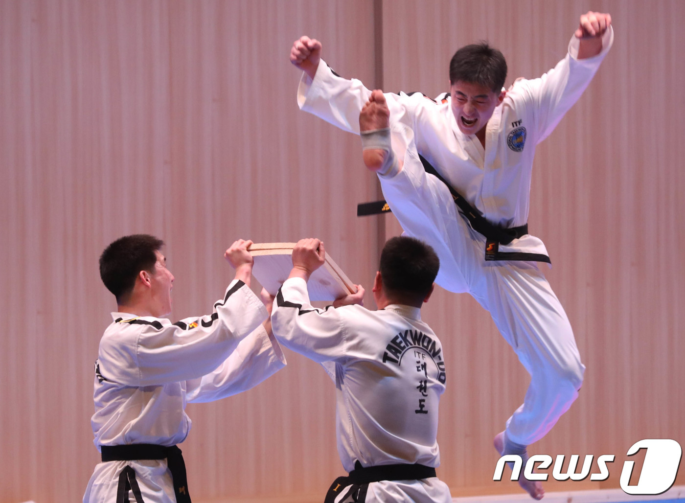 (속초=뉴스1) 고재교 기자 = 북한 태권도 시범단이 10일 오후 강원도 속초시 강원진로교육원에서 시범공연을 하고 있다. 올림픽 기간 국제태권도연맹(ITF) 소속 북한 시범단은 세 …