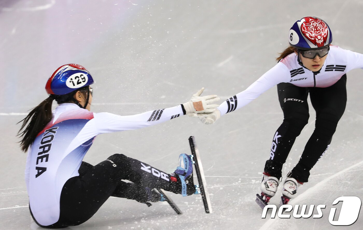 본문 이미지 - 최민정이 10일 오후 강원도 강릉 아이스아레나에서 열린 2018 평창동계올림픽 쇼트트랙 스피드 스케이팅 여자 3000m 계주 예선 1조 경기에서 넘어진 이유빈과 터치를 하고 있다. 심석희, 최민정, 김예진, 이유빈으로 구성된 여자 계주 대표팀은 이유빈이 넘어진 후 역주를 거듭해 4분06초387 올림픽 신기록을 수립하며 1위로 결승행 티켓을 차지했다.2018.2.10 ⓒ 뉴스1 임세영 기자