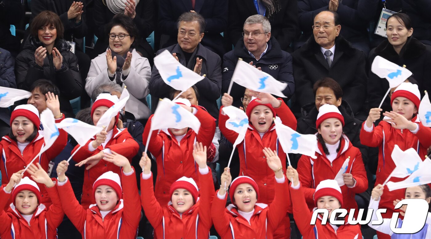 본문 이미지 - 문재인 대통령과 김정숙 여사가 10일 강원도 강릉 관동하키센터에서 열린 2018 평창동계올림픽 B조 조별리그 여자 아이스하키 단일팀과 스위스의 1차전 경기를 찾아 북한 김여정 노동당 중앙위원회 제1부부장, 김영남 최고인민회의 상임위원장과 함께 응원하고 있다. 왼쪽 두번째부터 김정숙 여사, 문 대통령, 토마스 바흐 IOC 위원장, 북한 김영남 최고인민회의 상임위원장, 북한 김여정 노동당 중앙위원회 제1부부장. 2018.2.10/뉴스1 ⓒ News1 허경 기자