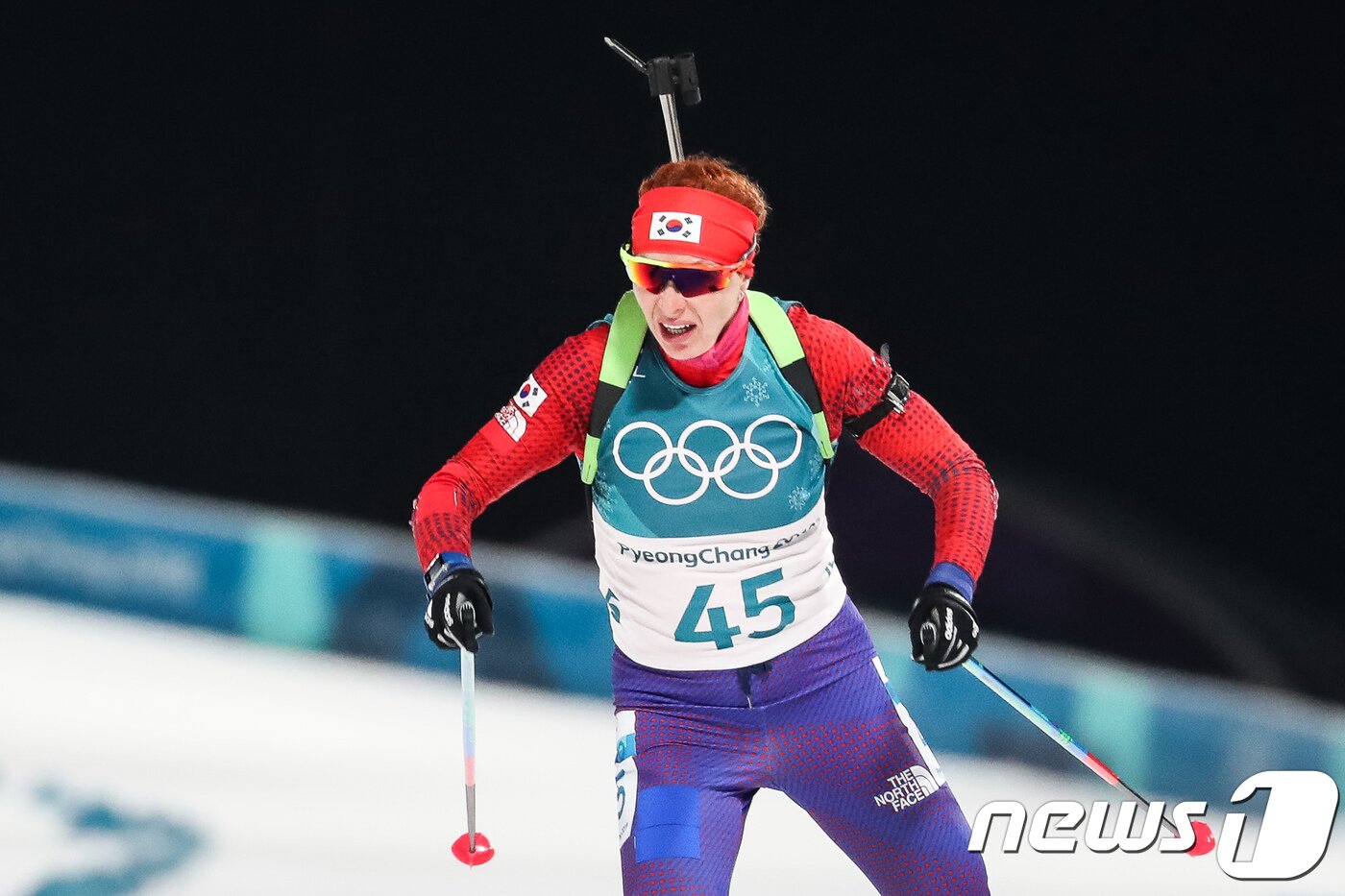 본문 이미지 - 안나 프롤리나가 10일 강원 평창군 알펜시아 바이애슬론센터에서 열린 2018 평창동계올림픽 바이애슬론 여자 7.5km 스프린트에서 설원을 가로지르고 있다.  2018.2.10/뉴스1 ⓒ News1 유승관 기자
