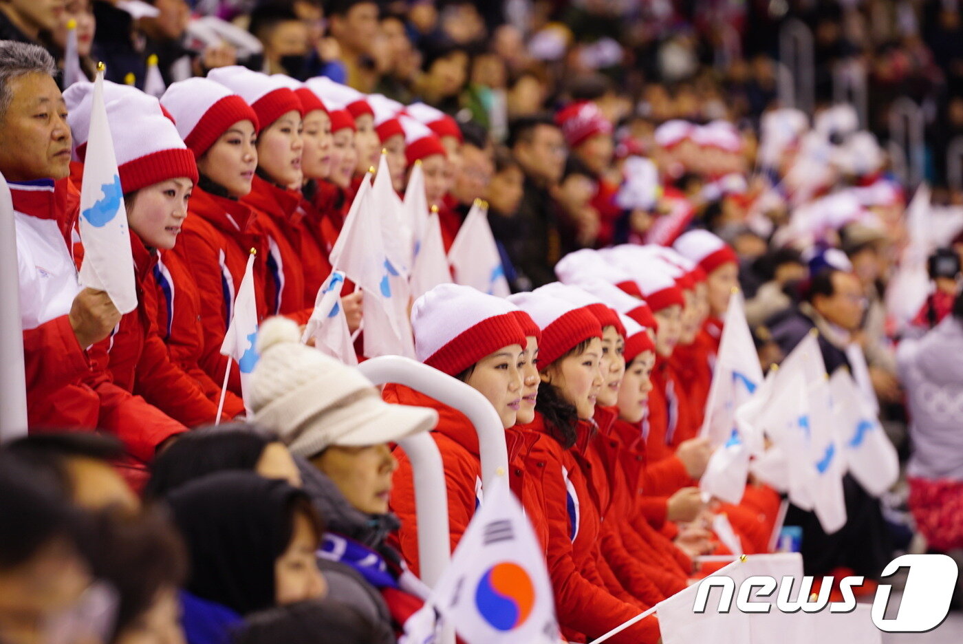 본문 이미지 -  10일 강원도 강릉 관동하키센터에서 열린 2018 평창동계올림픽 B조 조별리그 여자 아이스하키 단일팀과 스위스의 1차전 경기에서 북한 응원단이 경기를 지켜보고 있다. 2018.2.10/뉴스1 ⓒ News1 김민우
