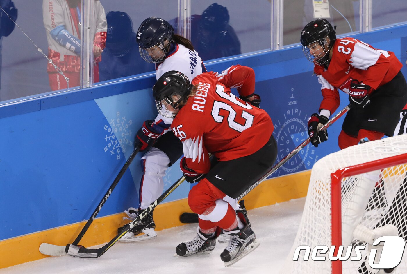 본문 이미지 - 여자 아이스하키 단일팀이 10일 강원도 강릉 관동하키센터에서 열린 2018 평창동계올림픽 B조 조별리그 과 1차전에서 스위스 경기를 펼치고 있다. 2018.2.10/뉴스1 ⓒ News1 허경 기자