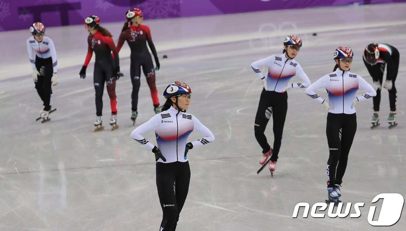 본문 이미지 - 쇼트트랙 여자 대표팀 선수들이 10일 오후 강원도 강릉 아이스아레나에서 열린 2018 평창동계올림픽 쇼트트랙 스피드 스케이팅 여자 3000m 계주 예선 1조 경기를 마치고 힘들어하고 있다. 2018.2.10/뉴스1 ⓒ News1 임세영 기자