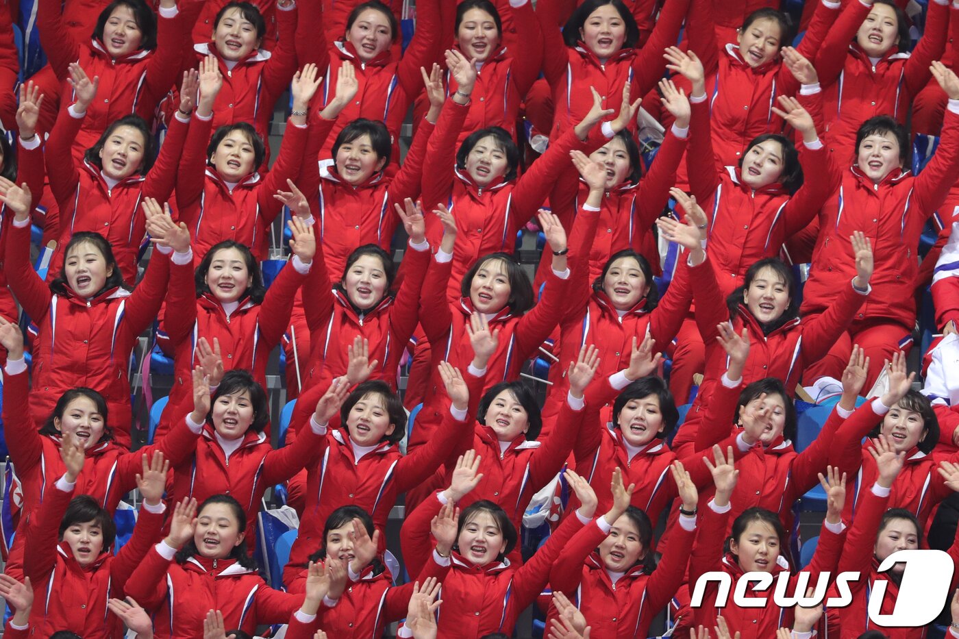본문 이미지 - 북한 응원단이 10일 오후 강원도 강릉 아이스아레나에서 열린 2018 평창동계올림픽 쇼트트랙 스피드 스케이팅 경기를 찾아 응원을 하고 있다. 2018.2.10/뉴스1 ⓒ News1 임세영 기자