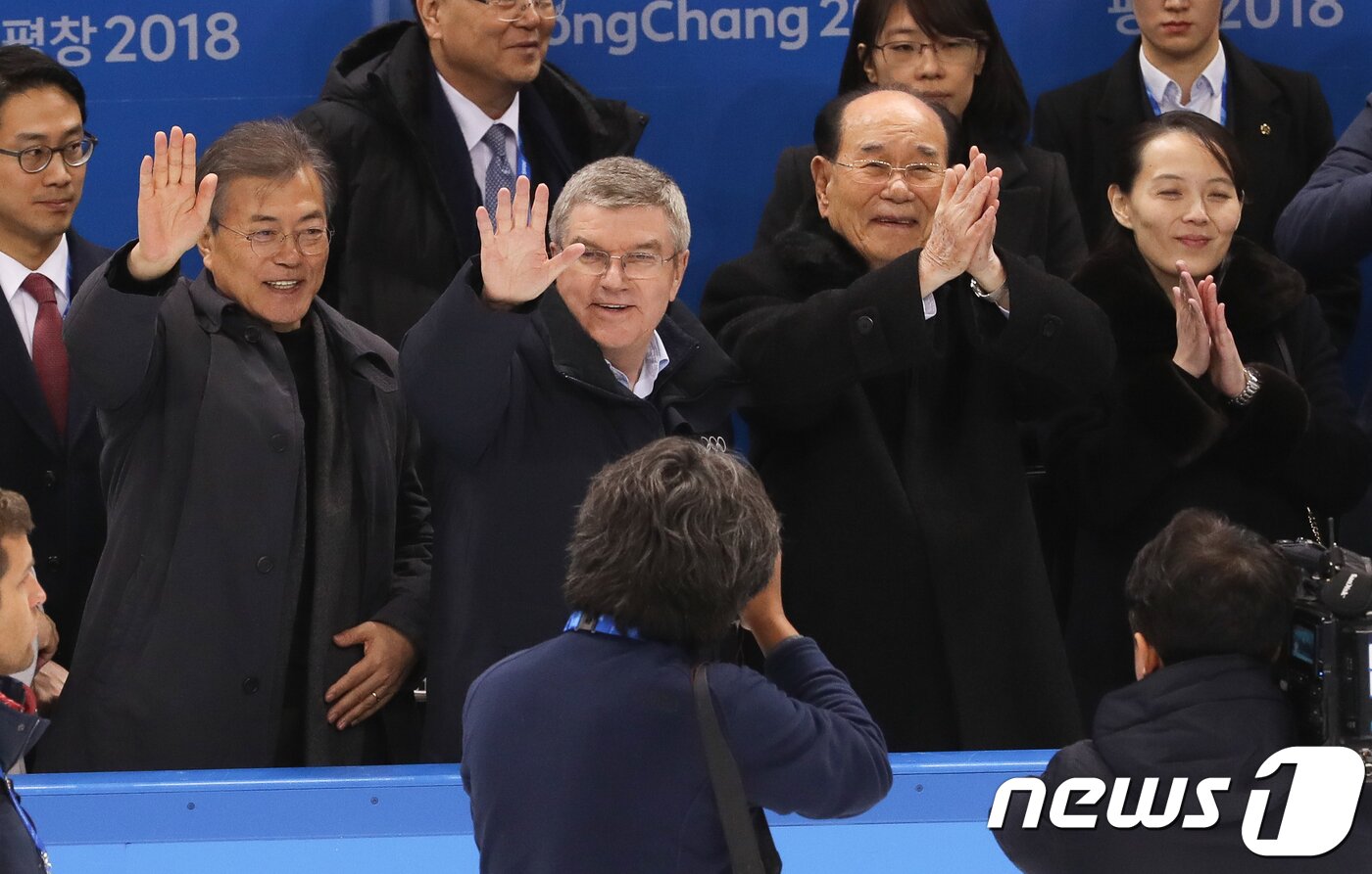 본문 이미지 - 문재인 대통령과 북한 김여정 노동당 부부장, 김영남 최고인민회의 상임위원장이 강원도 강릉 관동하키센터에서 열린 2018 평창동계올림픽 B조 조별리그 여자 아이스하키 단일팀과 스위스의 1차전 경기가 끝나자 선수들을 격려하고 있다. 왼쪽 두번째는 토마스 바흐 IOC 위원장. 2018.2.11/뉴스1 ⓒ News1 허경 기자