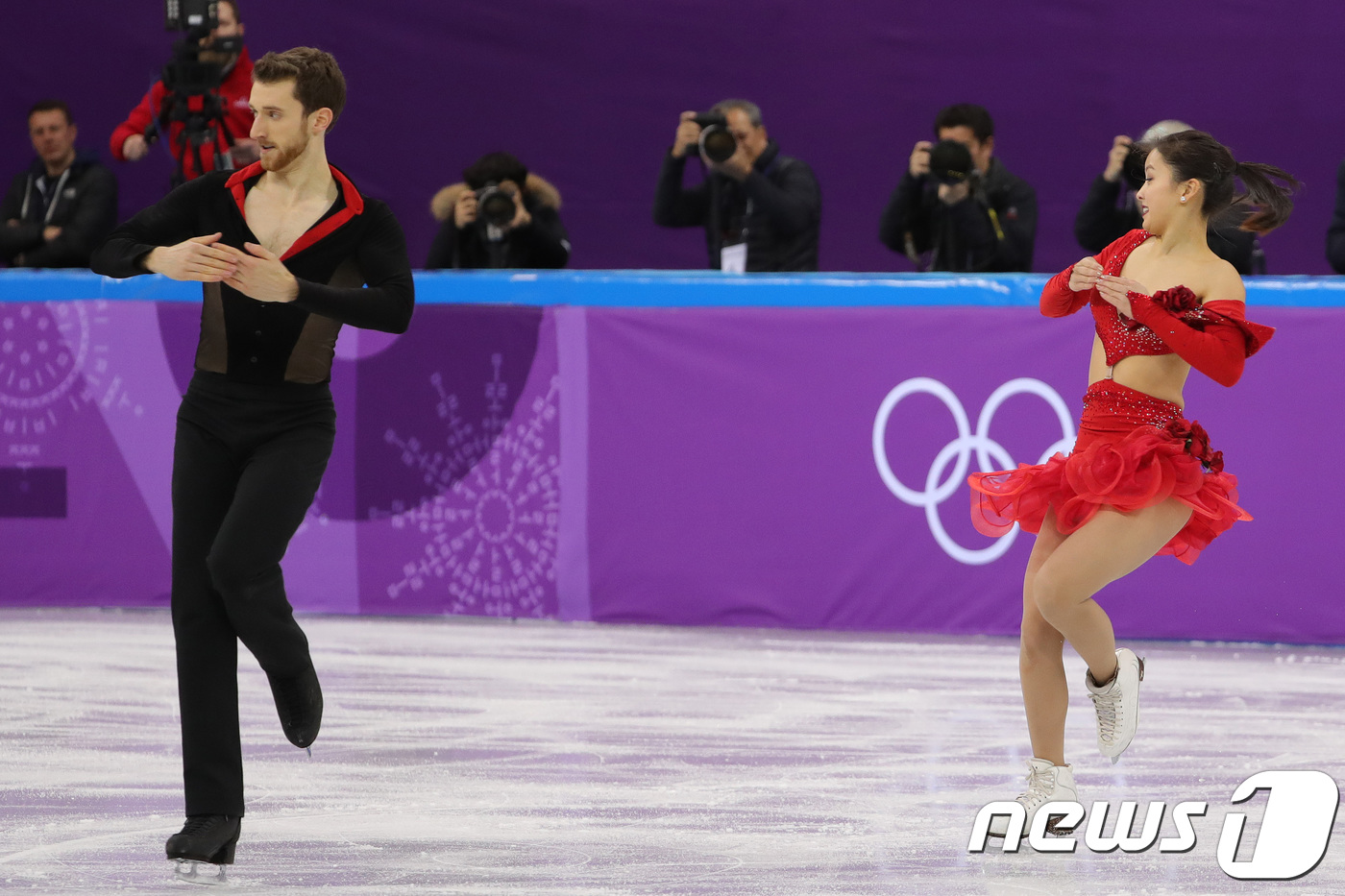 (강릉=뉴스1) 임세영 기자 = 민유라·알렉산더 겜린이 11일 오전 강원도 강릉 아이스아레나에서 열린 2018 평창동계올림픽 피겨 스케이팅 팀이벤트 아이스댄스 쇼트 프로그램에서 연 …