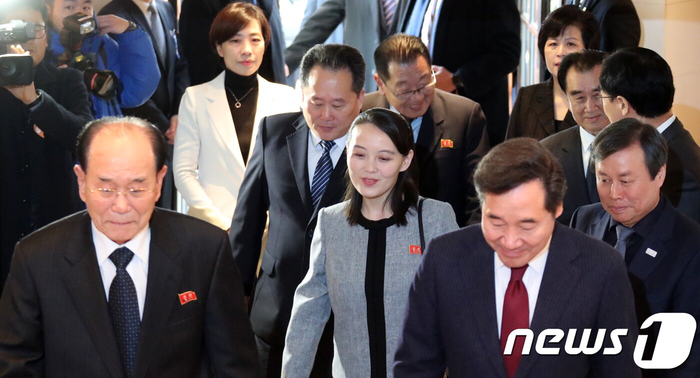 본문 이미지 - 이낙연 국무총리가 11일 오전 서울 광진구 워커힐 호텔에서 '북한 고위급 대표단 오찬'을 위해 김영남 최고인민회의 상임위원장, 김여정 조선노동당 중앙위원회 제1부부장과 이동하고 있다. 2018.2.11/뉴스1 ⓒ News1 황기선 기자
