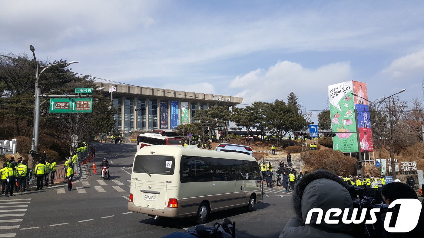 본문 이미지 - 11일 오후 1시쯤 대형버스 5대에 나눠 탑승한 북한 삼지연관현악단이10여 대가 넘는 경호 차량의 호위를 받으며 20여분 만에 국립중앙극장에 도착하고 있다.2018.2.11/뉴스1ⓒ News1 최동현 기자