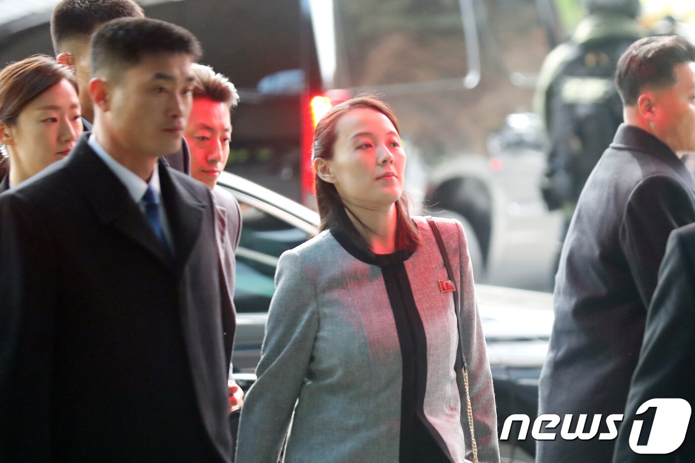 본문 이미지 - 김여정 조선노동당 중앙위원회 제1부부장이 11일 오후 서울 광진구 워커힐 호텔에서 이낙연 국무총리와 오찬을 마치고 숙소로 이동하고 있다. 2018.2.11/뉴스1 ⓒ News1 황기선 기자