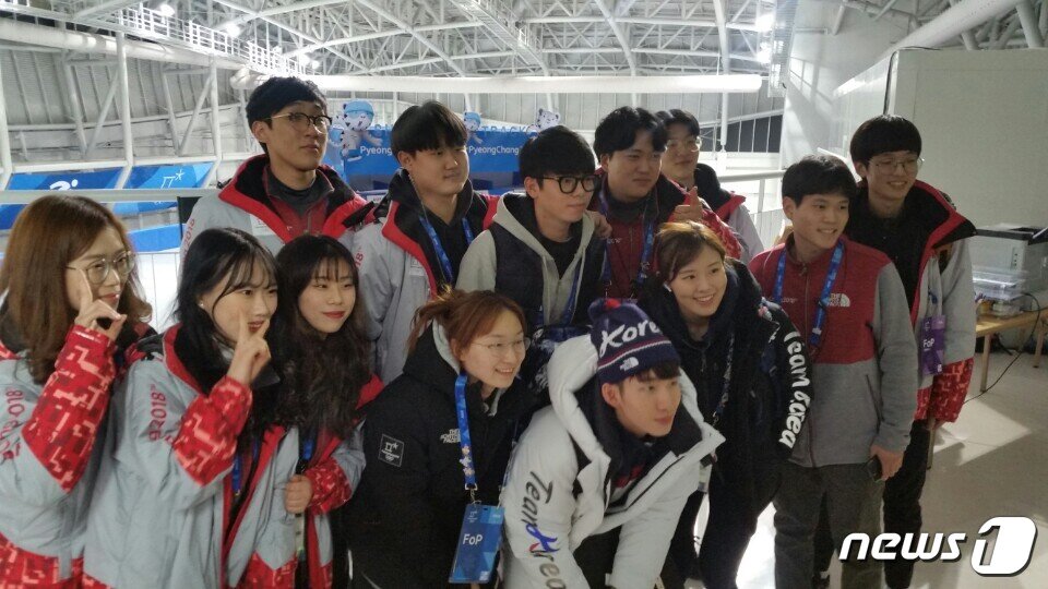 본문 이미지 - 11일 강원 영동대학교에서 훈련을 소화한 쇼트트랙 대표팀 최민정, 임효준, 김아랑이 자원봉사자들과 기념 촬영을 하고 있다. ⓒ News1