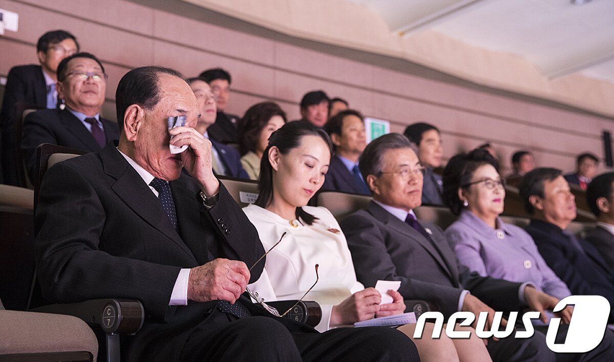 본문 이미지 - 서울 국립중앙극장 해오름극장에서 열린 북한 삼지연 관현악단 공연을 문재인 대통령과 김여정 노동당 부부장이 함게 관람하고 있다.. 왼쪽부터 김영남 전 최고인민회의 상임위원장, 김여정 노동당 부부장, 문 대통령, 김정숙 여사. (청와대) 2018.2.11/뉴스1 ⓒ News1 이광호 기자