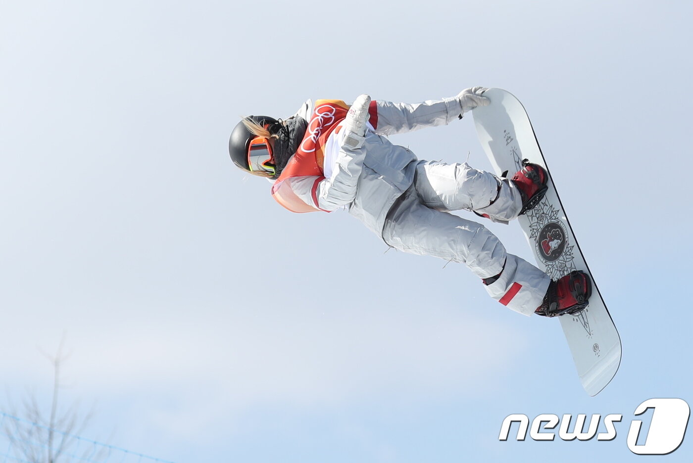 본문 이미지 - '스노보드 천재' 한국계 미국인 클로이 김이 12일 강원도 평창군 휘닉스 스노경기장에서 열린 2018 평창동계올림픽 스노보드 여자 하프파이프 예선에서 화려한 공중기술을 선보이고 있다. 2018.2.12/뉴스1 ⓒ News1 유승관 기자