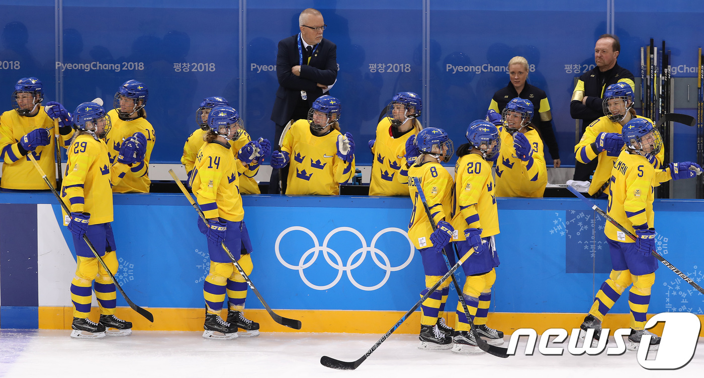 (강릉=뉴스1) 임세영 기자 = 여자 아이스하키 스웨덴 팀이 12일 오후 강원도 강릉 관동하키센터에서 열린 2018 평창동계올림픽 B조 조별리그 2차전 단일팀과 겨기에서 골을 넣고 …