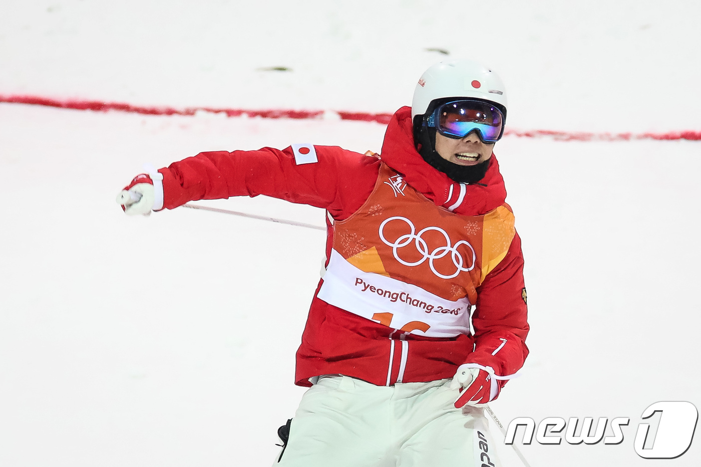 (평창=뉴스1) 유승관 기자 = 일본 하라 다이치가 12일 강원도 평창군 휘닉스 스노경기장에서 열린 2018 평창동계올림픽 프리스타일스키 남자 모굴 결승 3라운드에서 결승선을 통과 …