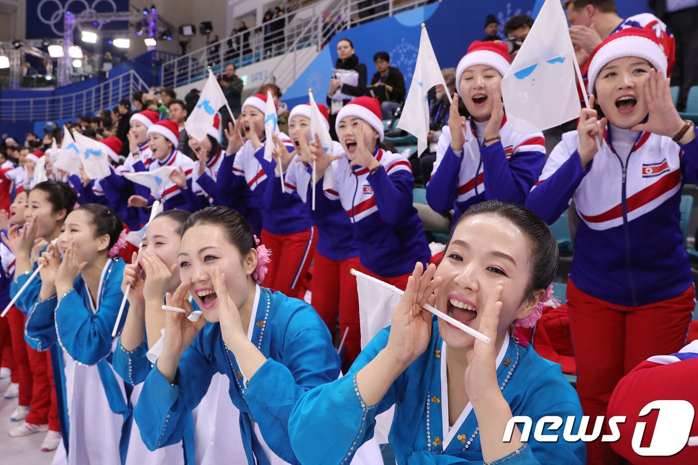 본문 이미지 - 북한 응원단이 12일 오후 강원도 강릉 관동하키센터에서 열린 2018 평창동계올림픽 B조 조별리그 2차전 여자 아이스하키 단일팀과 스웨덴의 경기에서 응원을 하고 있다. 2018.2.12/뉴스1 ⓒ News1 임세영 기자