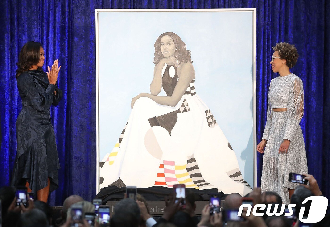 본문 이미지 - 12일(현지시간) 버락 오바마 전 미국 대통령의 부인 미셸 여사가 워싱턴DC 스미소니언 국립초상화 갤러리에서 자신의 초상화를 공개하고 있다. ⓒ AFP=뉴스1