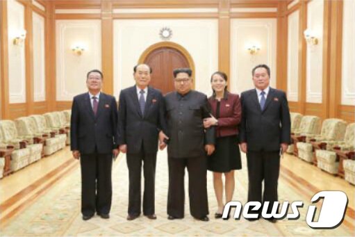 본문 이미지 - 북한 노동신문은 지난 12일 김정은 북한 노동당 위원장이 남한 방문을 마치고 돌아온 북한 고위급대표단과 만났다고 13일 보도했다. 왼쪽부터 최휘 국가체육지도위원장, 김영남 최고인민회의 상임위원장, 김정은 노동당 위원장, 김여정 중앙위원회 제1부부장, 리선권 조국평화통일위원장. (노동신문) 2018.2.13/뉴스1