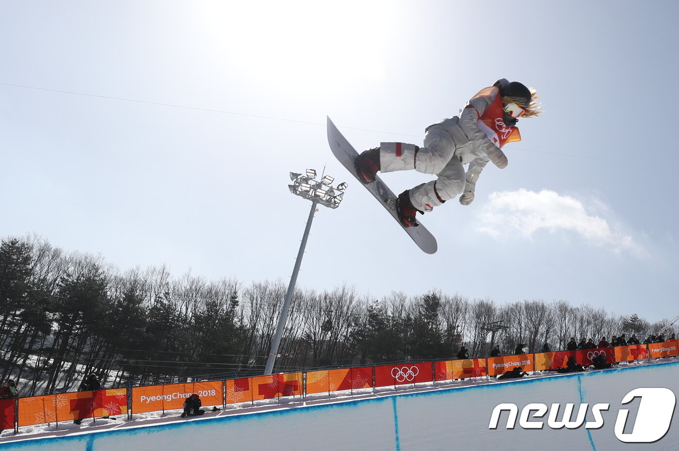 본문 이미지 - '스노보드 천재' 한국계 미국인 클로이 김이 13일 강원도 평창군 휘닉스 스노경기장에서 열린 2018 평창동계올림픽 스노보드 여자 하프파이프 결선2차 경기에서 공중기술을 선보이고 있다.2018.2.13/뉴스1 ⓒ News1 유승관 기자