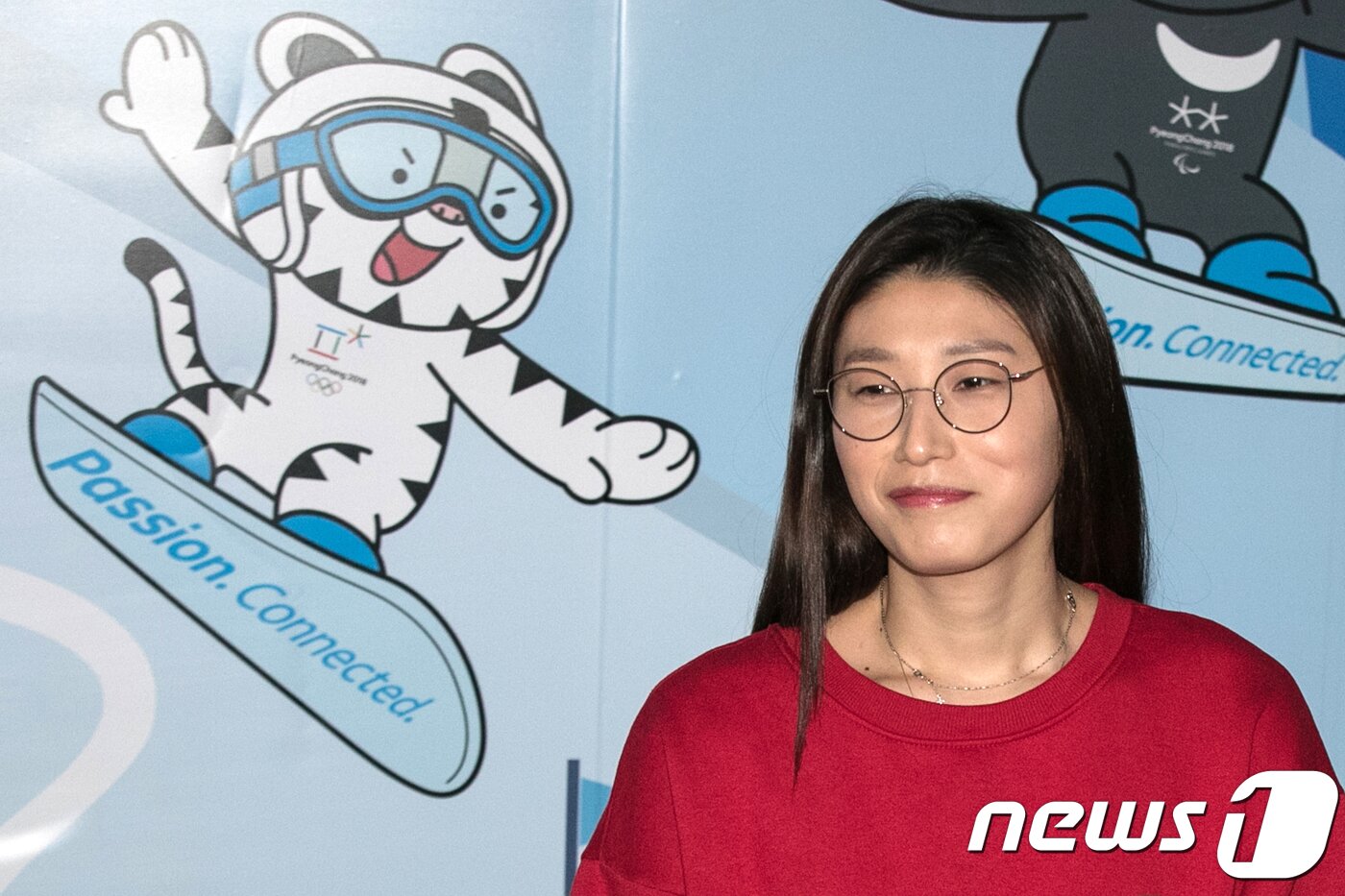 본문 이미지 - '배구 여제' 김연경이 13일 오후 서울 강서구 김포국제공항을 통해 귀국해 취재진의 질문을 듣고 있다. 김 선수는 국제배구연맹(FIVB)과 유럽배구연맹(CEV)이 평창군 대관령면에 위치한 오스트리아하우스(오스트리아NOC)에서 개최하는 스노발리볼(눈 쌓인 곳에서 펼쳐지는 배구 경기) 쇼케이스 행사에 오는 14일 참가하기 위해 일시 귀국했다. 2018.2.13/뉴스1 ⓒ News1 이승배 기자