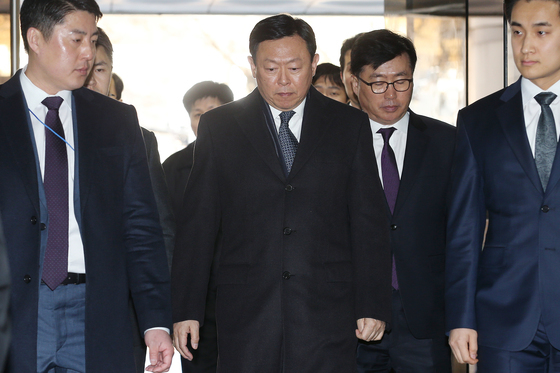 법원 "롯데 신동빈 회장 변호사비 '회사 비용' 아냐"…일부만 인정