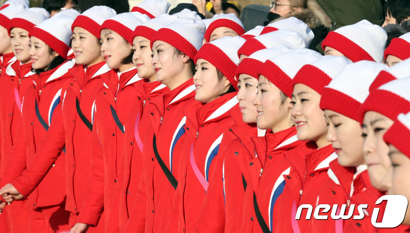 본문 이미지 - 북한 응원단이 13일 오후 강원도 강릉 오죽헌에서 관악기 공연에 맞춰 율동을 하고 있다. 오죽헌은 신사임당과 율곡 이이(李珥)가 태어난 집이다.2018.2.13/뉴스1 ⓒ News1 김명섭 기자