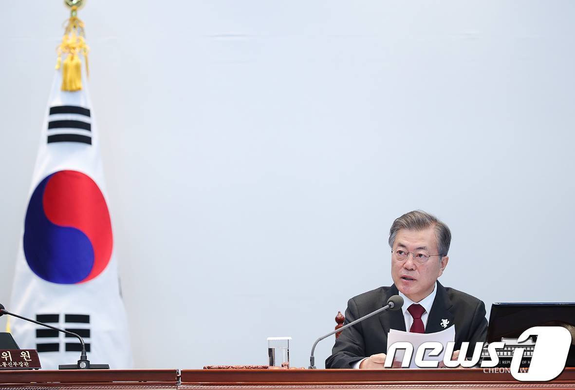 본문 이미지 - 문재인 대통령이 13일 청와대 여민관에서 첫 영상 국무회의를 주재하고 있다.(청와대 페이스북) 2018.2.13/뉴스1 ⓒ News1 이광호 기자