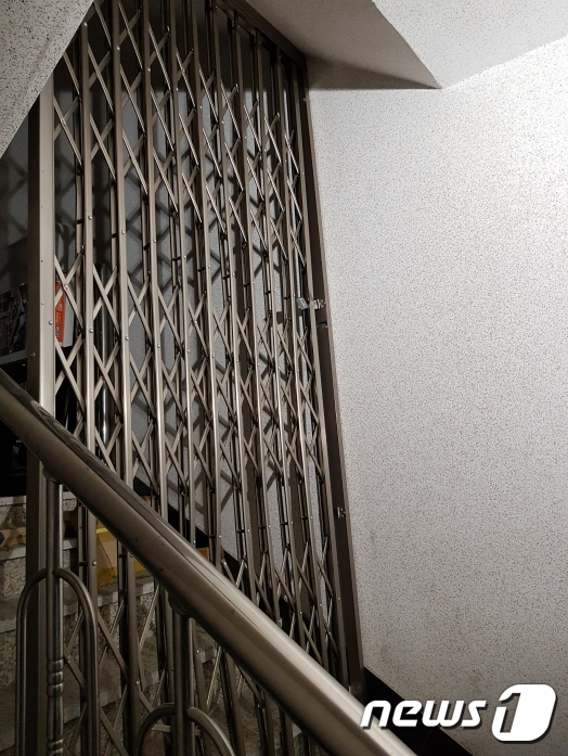 부산소방당국이 지난 12일 오후 부산 수영구에 있는 한 빌딩건물을 단속했다. 빌딩 옥상으로 통하는 주요 계단에 방범 철책문을 설치해 놓은 모습,(부산소방본부 제공)© News1