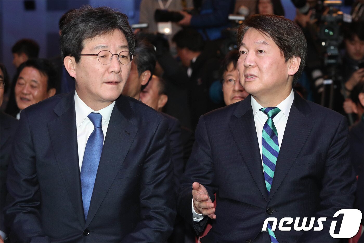 본문 이미지 - 유승민 바른미래당 전 대표와 안철수 전 대표. 뉴스1 ⓒ News1 안은나 기자