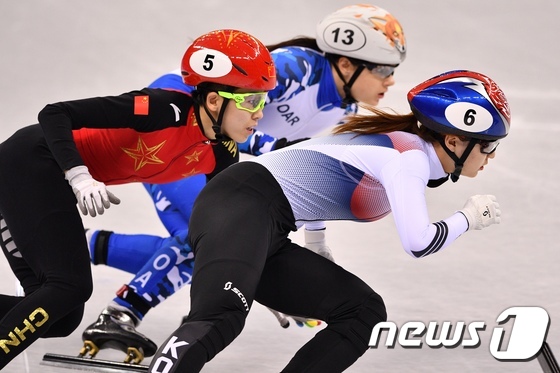13일 열린 2018 평창 동계올림픽 쇼트트랙 여자 500m 준결승에서 판커신(중국)이 몸싸움을 벌이고 있다. © AFP=News1