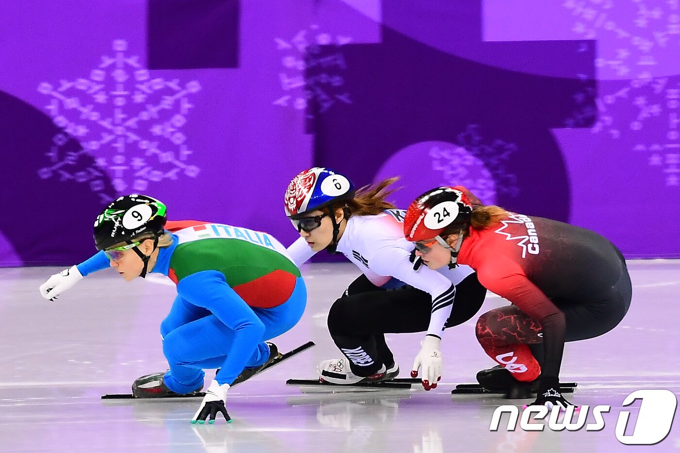 본문 이미지 - 최민정이 13일 오후 강원도 강릉 아이스아레나에서 열린 2018 평창동계올림픽 쇼트트랙 스피드 스케이팅 여자 500m 결승 경기에서 킴부탱(캐나다)을 추월하고 있다. 이날 최민정은 2위로 결승선을 통과했지만 3위에서 2위로 올라설 때 왼팔로 킴부탱의 진로를 방해했다는 이유로 실격됐다. 2018.2.13/뉴스1 ⓒ News1 임세영 기자