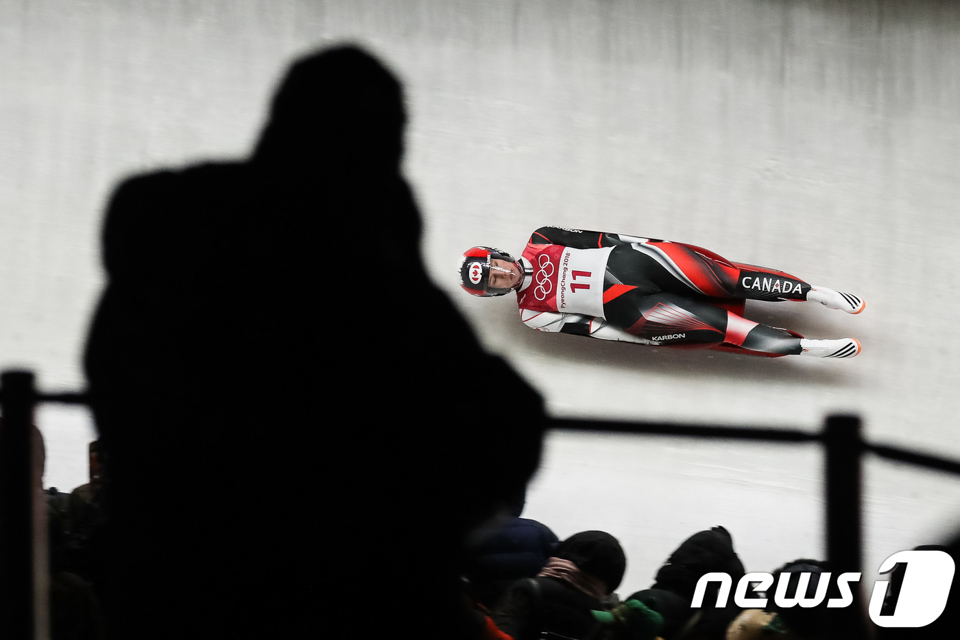 (평창=뉴스1) 유승관 기자 = 캐나다 알렉스 고프가 13일 강원도 평창군 올림픽슬라이딩센터에서 열린 2018 평창동계올림픽 루지 여자 싱글 3차 주행에서 질주하고 있다.독일 나탈 …