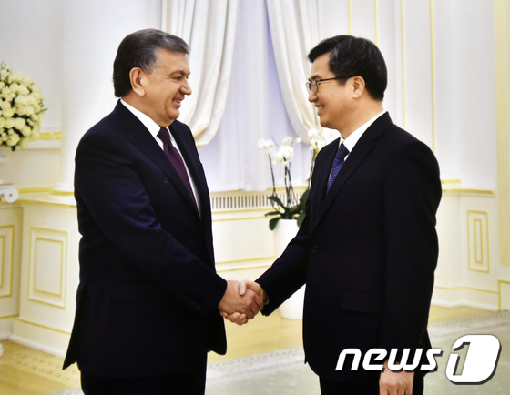 미르지요예프 우즈벡 대통령와 악수하는 김동연 부총리
