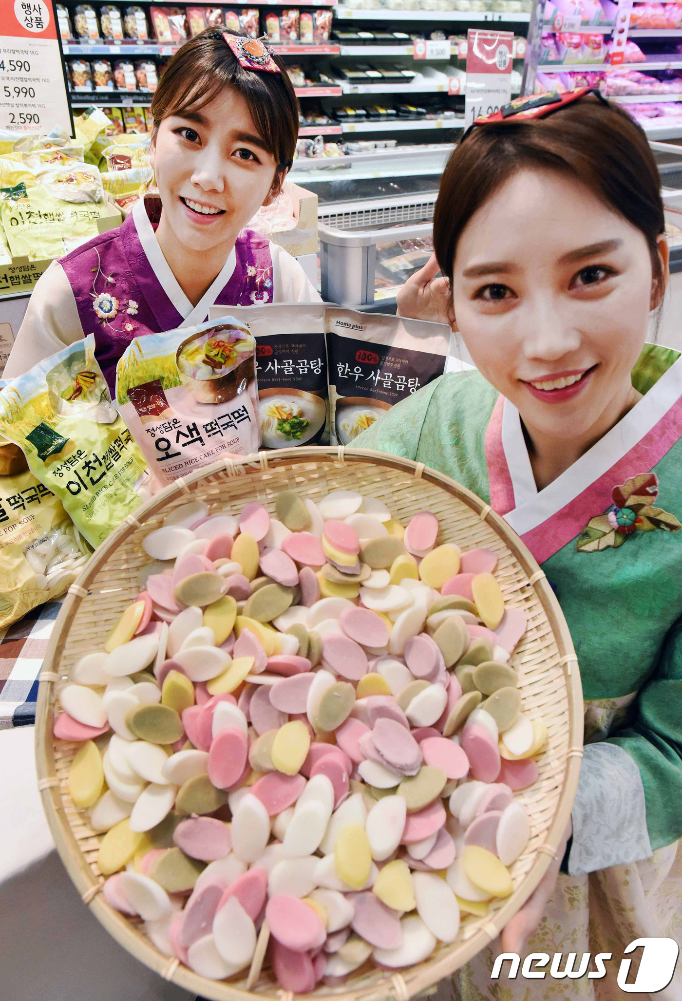 (서울=뉴스1) = 14일 홈플러스 강서점에서 모델들이 떡국떡과 육수 간편식을 선보이고 있다.홈플러스는 우리쌀로 만들어 쫄깃하고 부드러운 하얀햇살 우리쌀 떡국떡, 하얀햇살 오색 떡 …