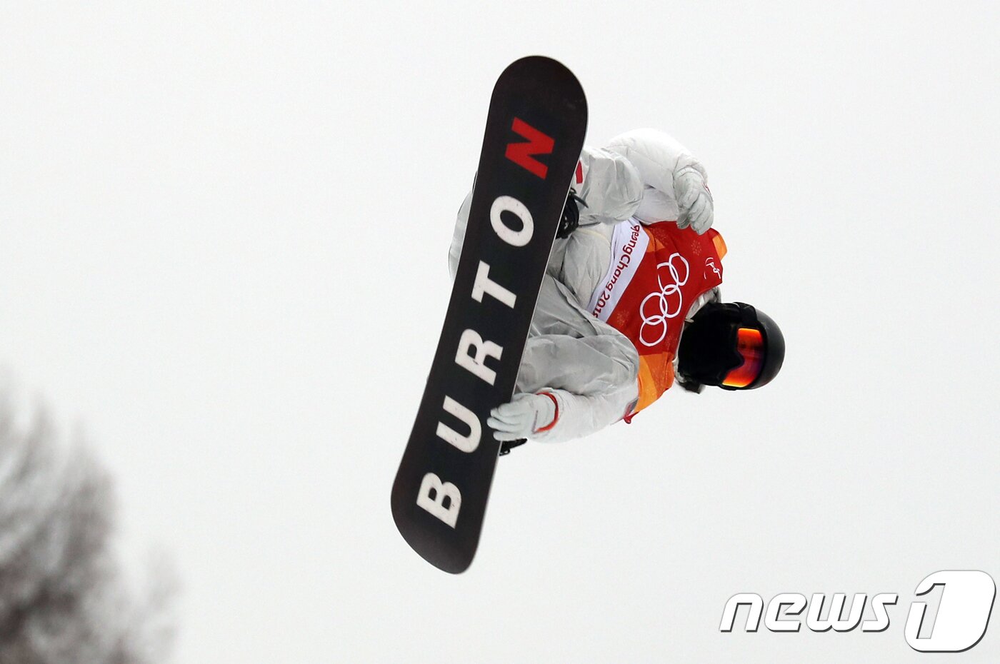 본문 이미지 - '스노보드 황제' 미국 숀 화이트가 14일 강원도 평창군 휘닉스 스노경기장에서 열린 2018 평창동계올림픽 스노보드 남자 하프파이프 결승 경기에서 공중 연기를 펼치고 있다.2018.2.14/뉴스1 ⓒ News1 유승관 기자