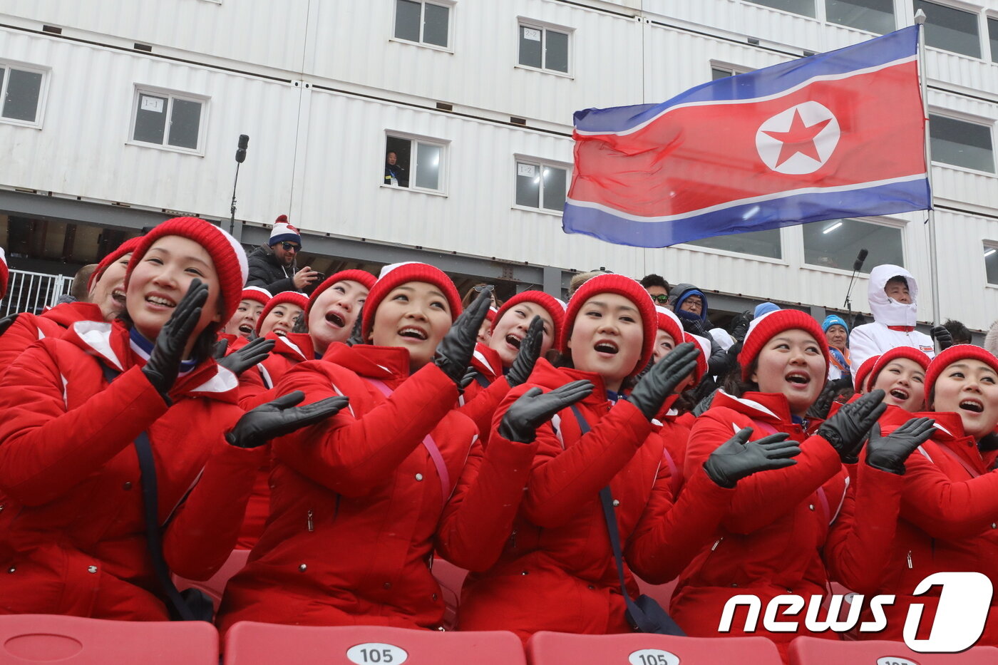 본문 이미지 - 북한 응원단이 14일 오전 강원도 평창군 정선 알파인 경기장에서 열린 알파인 스키 여자 회전 경기에서 율동을 하며 응원을 하고 있다. 2018.2.14/뉴스1 ⓒ News1 이재명 기자