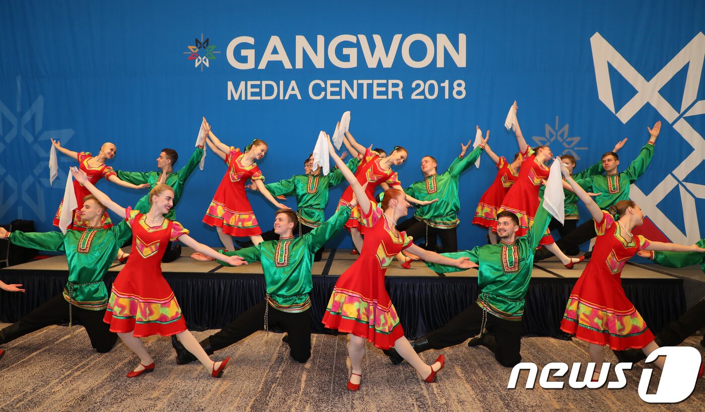 본문 이미지 - 지난 14일 강원도 강릉시 강원미디어센터(GMC)에서 2018 윈터댄싱카니발 기자회견이 열린 가운데 러시아의 고렌카 무용팀이 러시아의 민속춤을 선보이고 있다. (뉴스1DB)