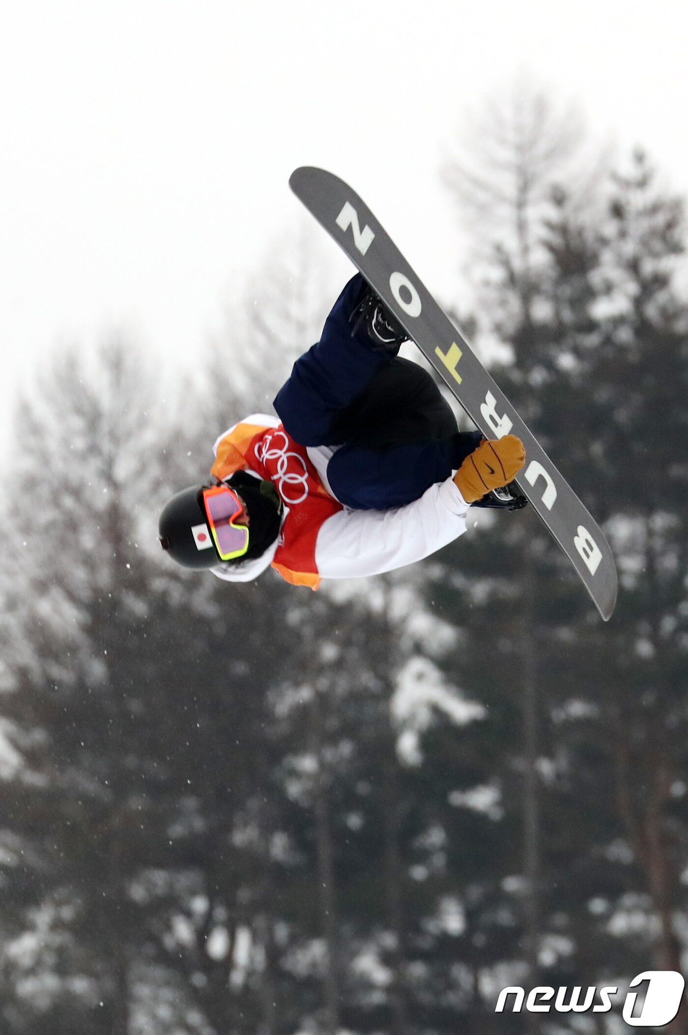 본문 이미지 - 일본 아유무 히라노가 14일 강원도 평창군 휘닉스 스노경기장에서 열린 2018 평창동계올림픽 스노보드 남자 하프파이프 결승에 공중연기를 선보이고 있다. 2018.2.14 ⓒ 뉴스1 유승관 기자