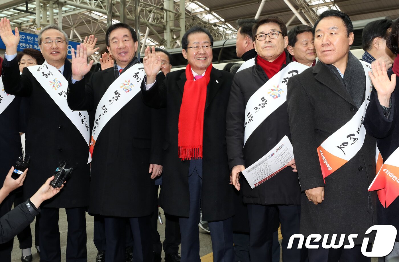 본문 이미지 - 홍준표 자유한국당 대표와 김성태 원내대표 및 당 지도부 등이 14일 서울역 승강장에서 설 귀성객들에게 인사를 하고 있다.2018.2.14/뉴스1 ⓒ News1 박지혜 기자
