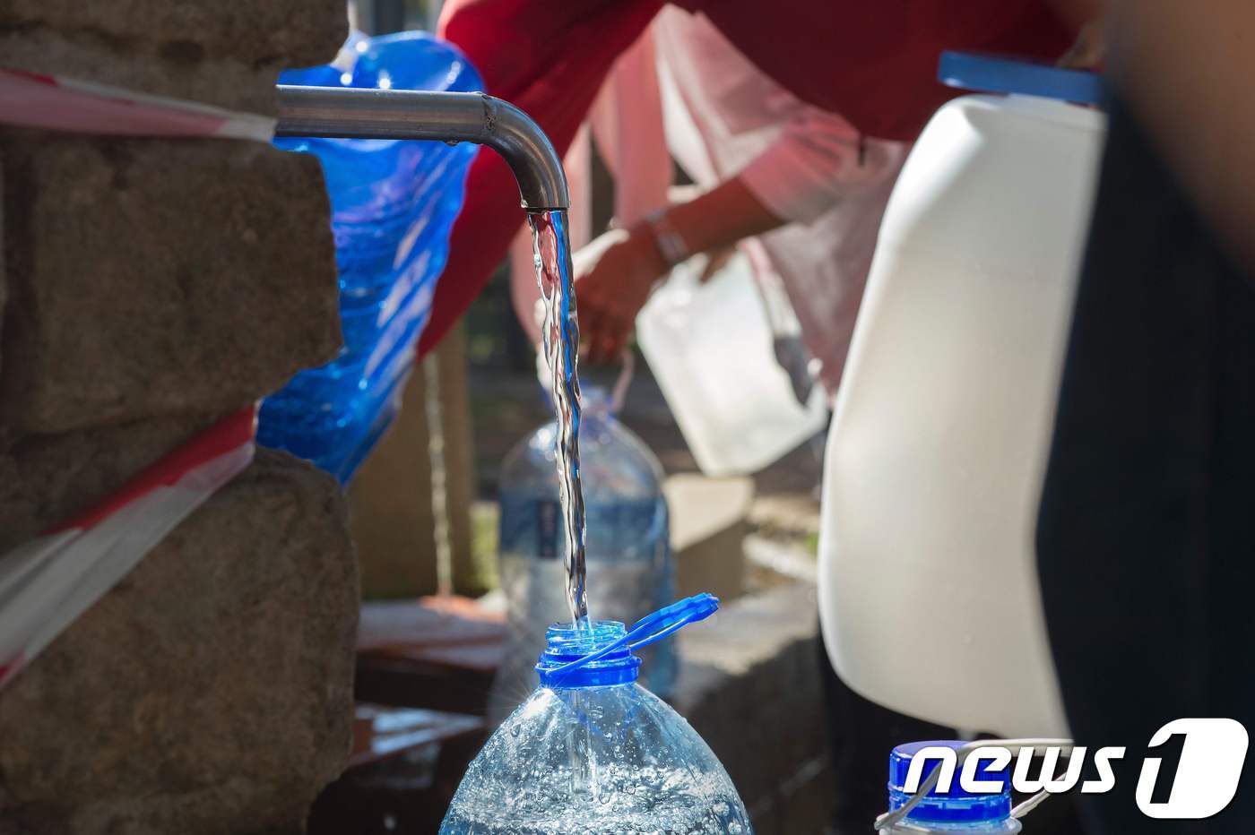 본문 이미지 - 식수를 공급받는 케이프타운 주민들. ⓒ AFP=뉴스1