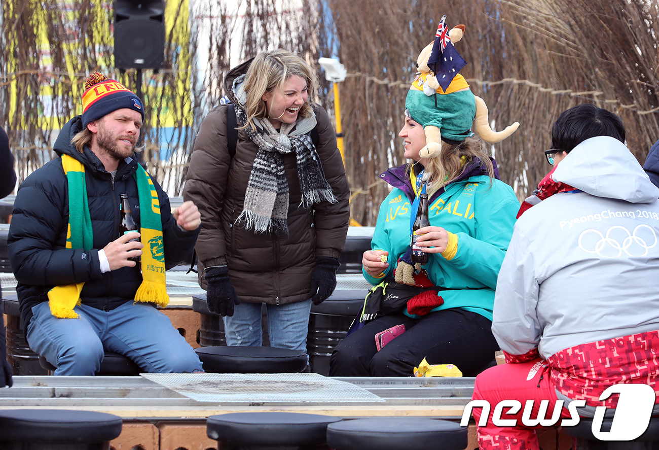 (평창=뉴스1) = 14일 오후 강원 평창군 대관령면 송천 일원에서 열리고 있는 제26회 대관령눈꽃축제장을 찾은 외국인 관람객들이 축제장에 마련된 구이터에서 즐거운 시간을 보내고 …