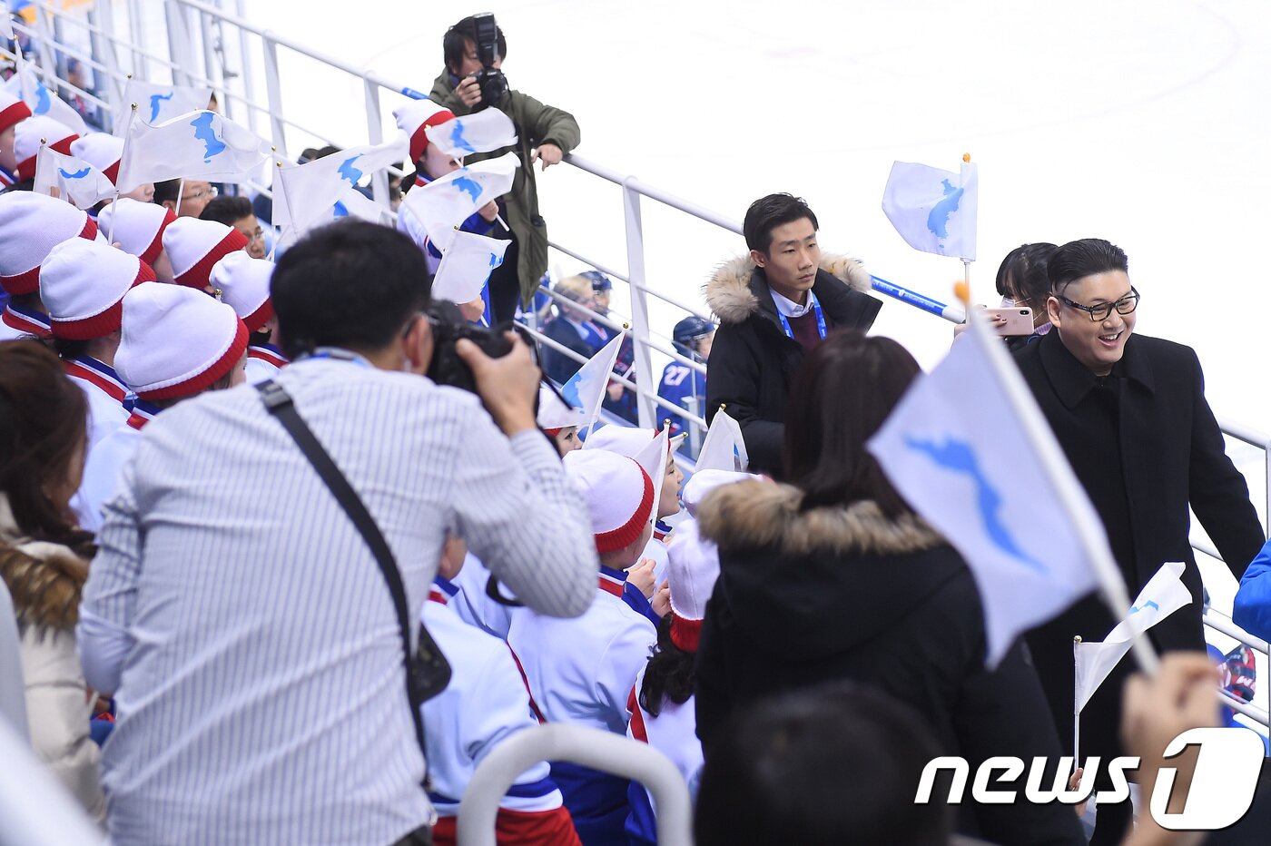 본문 이미지 - 14일 오후 강원도 강릉 관동하키센터에서 열린 2018 평창동계올림픽 여자 아이스하키 B조 조별리그 3차전 단일팀과 일본과 경기에서 북한 김정은 노동당 위원장을 코스프레한  남성이 또 나타났다. 2018.2.14/뉴스1 ⓒ News1 임세영 기자