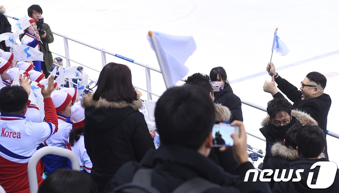 본문 이미지 - 14일 오후 강원도 강릉 관동하키센터에서 열린 2018 평창동계올림픽 여자 아이스하키 B조 조별리그 3차전 단일팀과 일본과 경기에서 북한 김정은 노동당 위원장을 코스프레한 닮은꼴이 나타나 응원을 하고 있다. 2018.2.14/뉴스1 ⓒ News1 임세영 기자