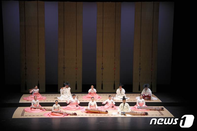 본문 이미지 - 국립남도국악원 2017년 설날 특별공연 모습(국립남도국악원 제공)2018.2.14/뉴스1