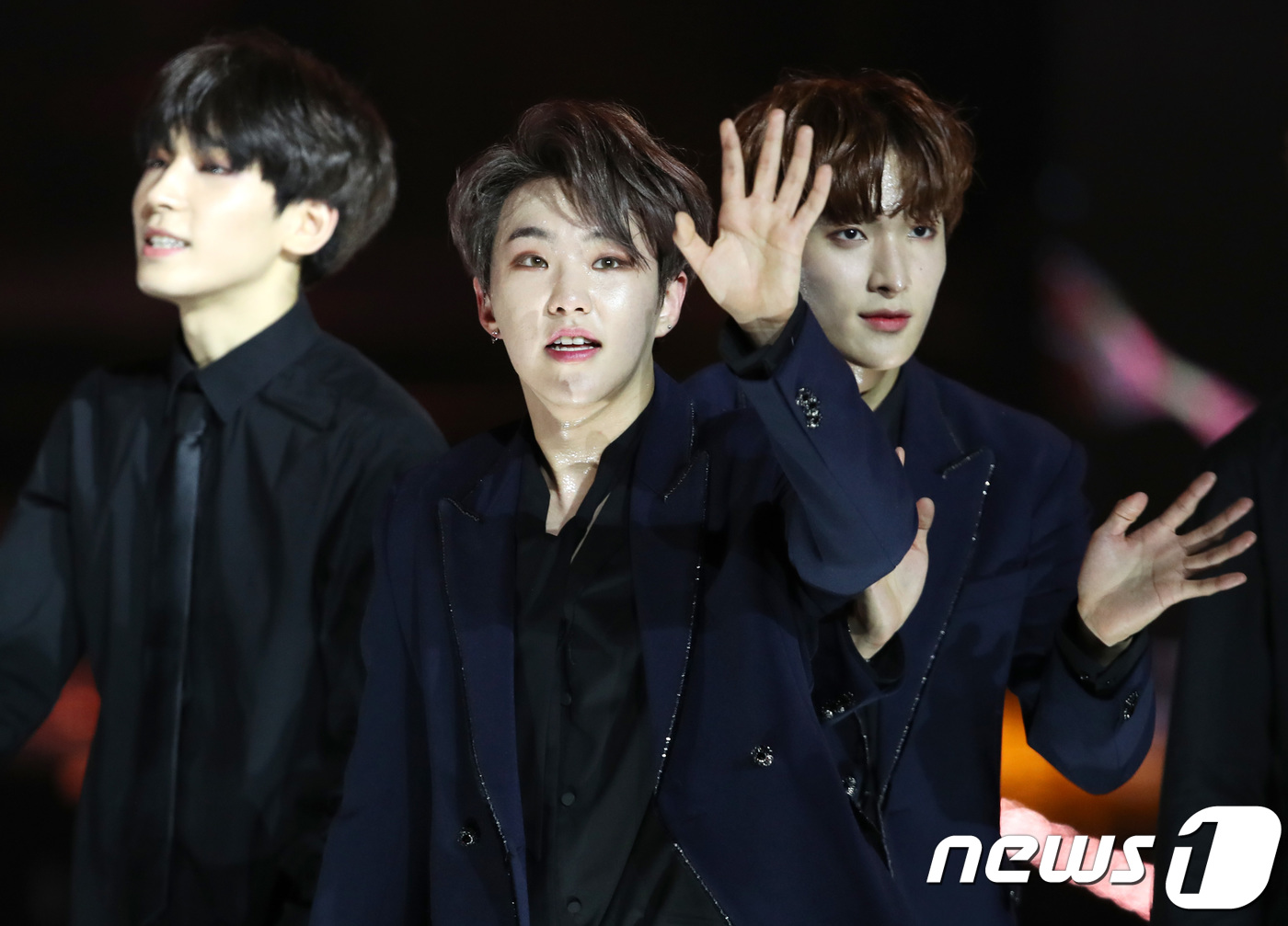 (서울=뉴스1) 권현진 기자 = 세븐틴 원우(왼쪽부터), 호시, 도겸이 14일 오후 서울 잠실 실내체육관에서 열린 ‘제7회 가온차트 뮤직 어워즈’에 참석해 인사를 하고 있다. 20 …