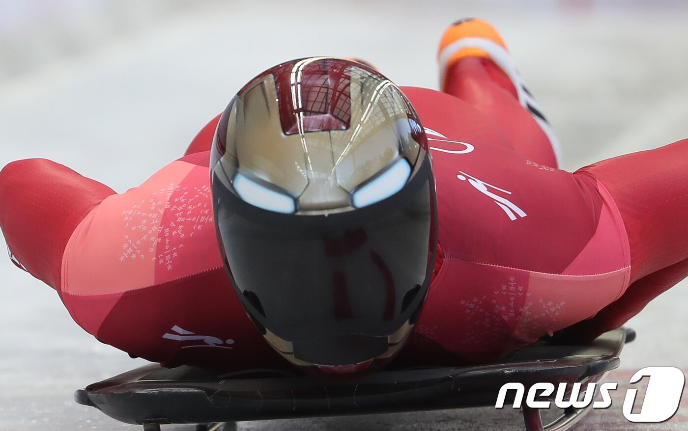 본문 이미지 - 대한민국 윤성빈이 15일 강원도 평창군 올림픽슬라이딩센터에서 열린 2018 평창동계올림픽 스켈레톤 남자 1차 주행에서 힘차게 출발하고 있다. 윤성빈은 1, 2차 주행 합계 1분40초35로 중간 1위를 차지하고 있다. 2018.2.15/뉴스1 ⓒ News1 허경 기자