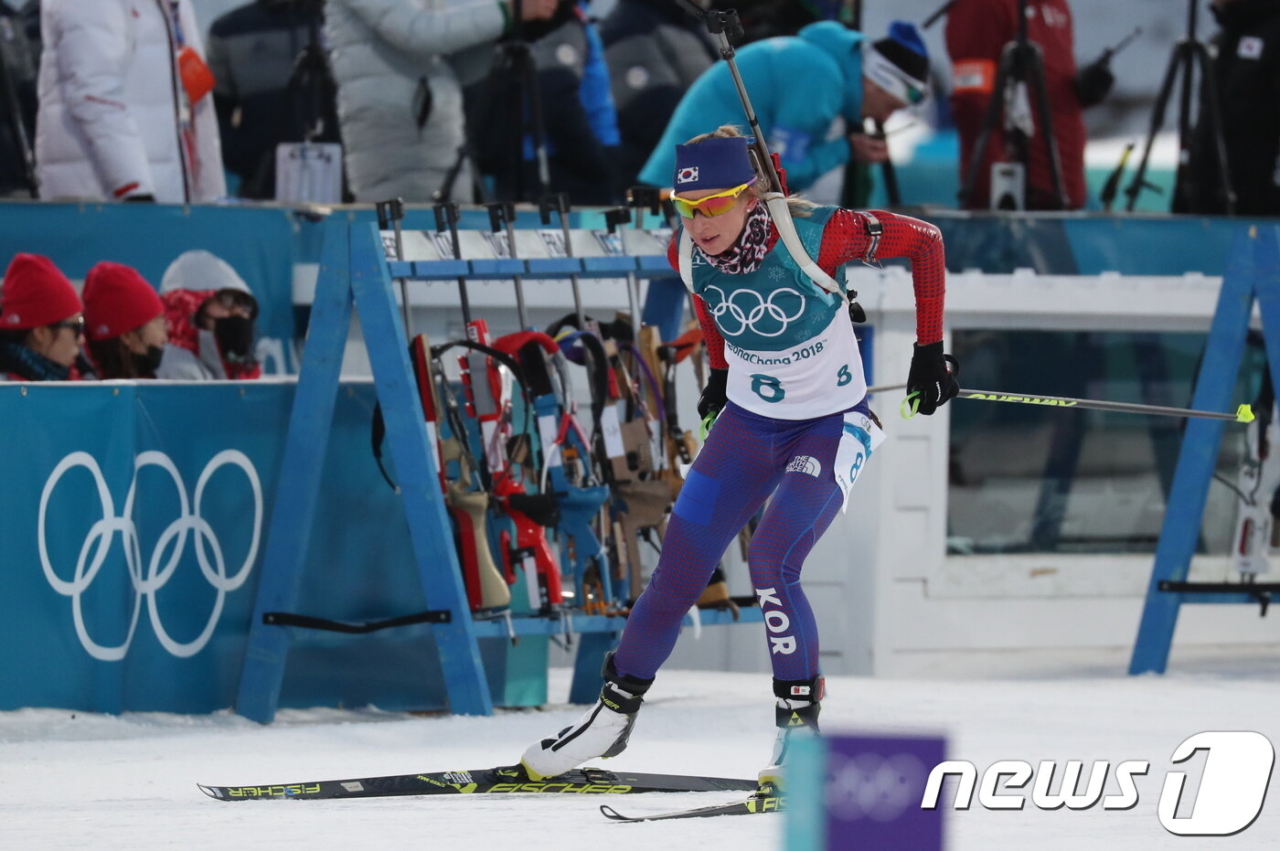 본문 이미지 - 대한민국 예카테리나 아바쿠모바 선수가 15일 강원도 평창군 알펜시아바이애슬론센터에서 열린 2018 평창동계올림픽 바이애슬론 여자 15km 개인전에서 질주하고 있다. 2018.2.15/뉴스1 ⓒ News1 유승관 기자