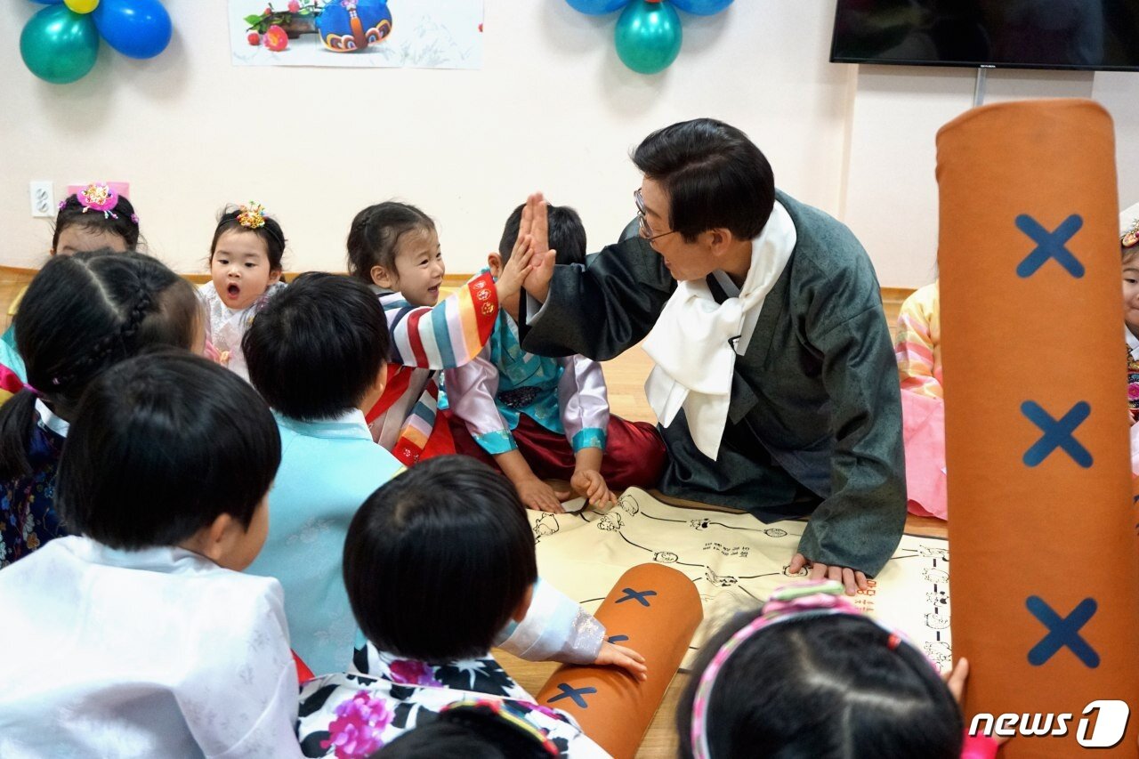본문 이미지 - 설을 맞아 지난 13일 성남시청 어린이집에서 원아들과 윷놀이를 하고 있는 이재명 시장.(성남시 제공)ⓒ News1